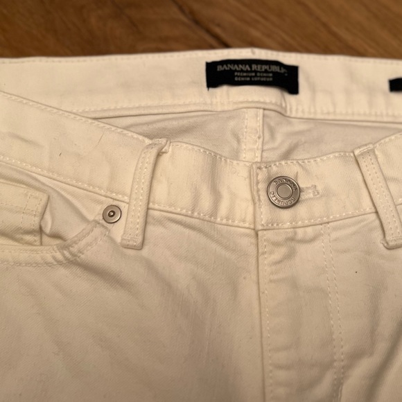 Banana Republic. Size 25. NWOT. White, girlfriend cut fold up, raw hem jeans. - Picture 6 of 8